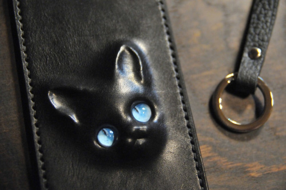 黒猫のパスケース  約62ｇ（表革：イタリア VACCHETTA800、仮セット猫目：ブルー）猫目選べます♪ 2枚目の画像