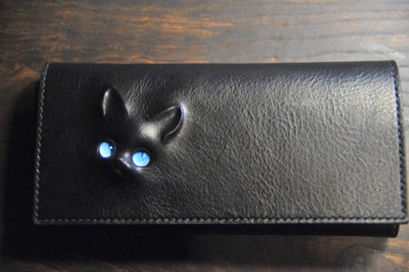 猫目ガラス変更！黒猫の長財布（表革：VACCHETTA800、仮セット猫目：ラグドール・ブルーeyes） 猫目選べます♪ 1枚目の画像