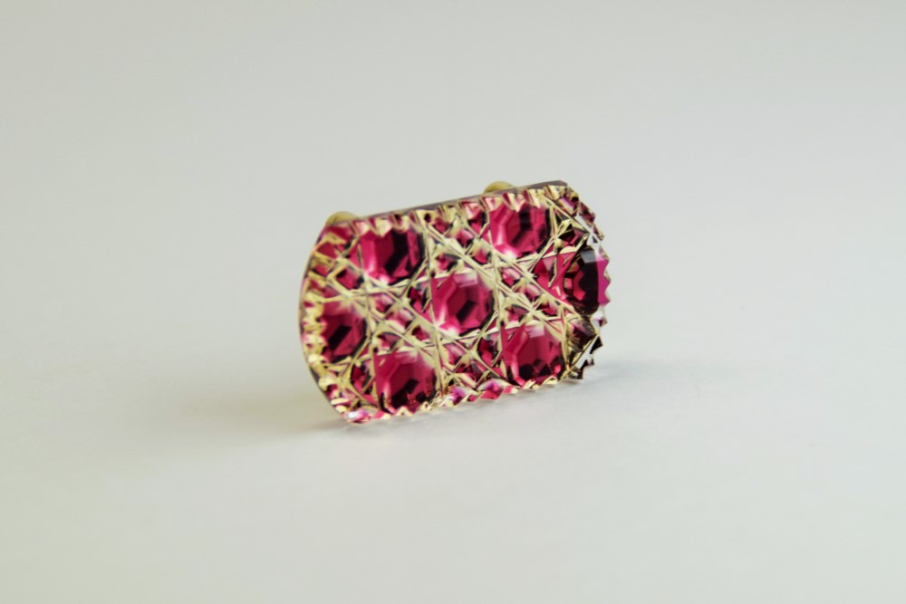 東京切子帯留め　お太鼓　光籠目　金赤・ゴールド