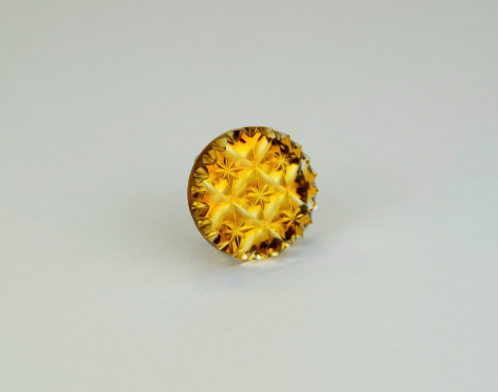 東京切子帯留め（丸) 　輝七宝～かがやきしっぽう～　アンバー