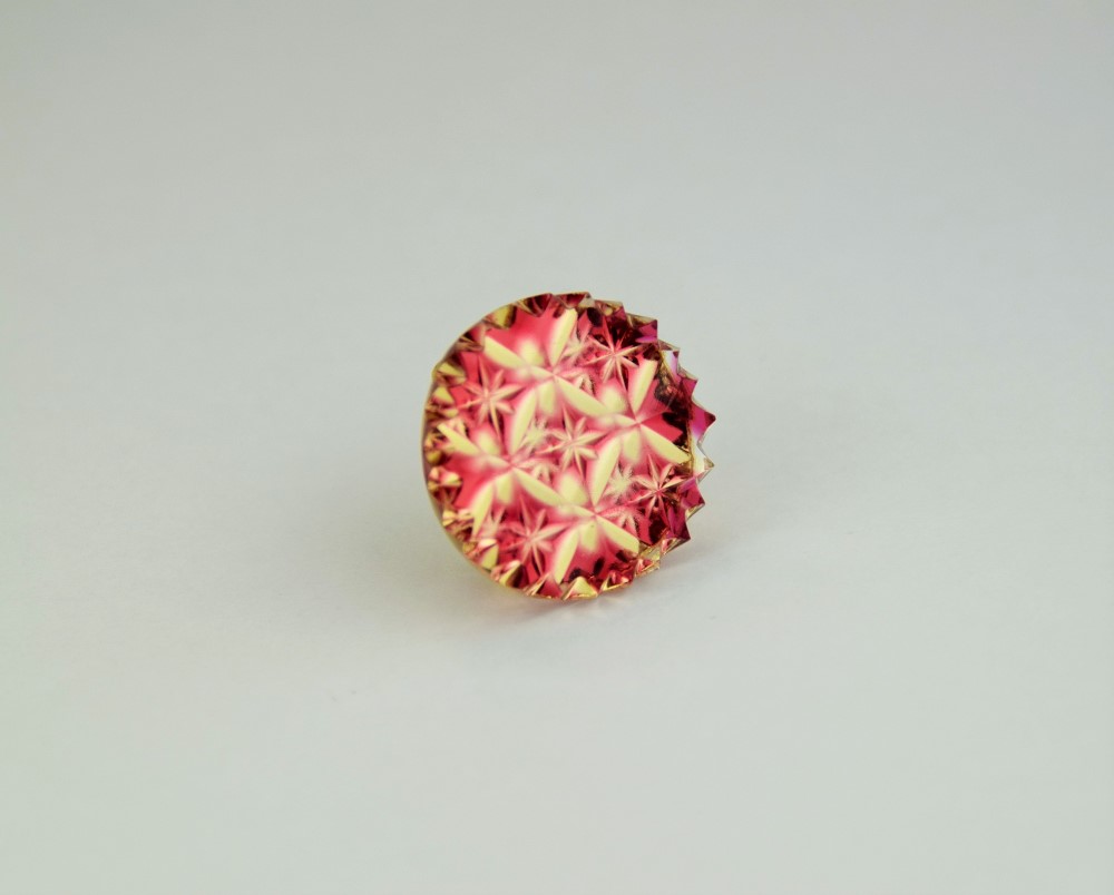 東京切子帯留め（丸) 　輝七宝～かがやきしっぽう～　金赤・ゴールド