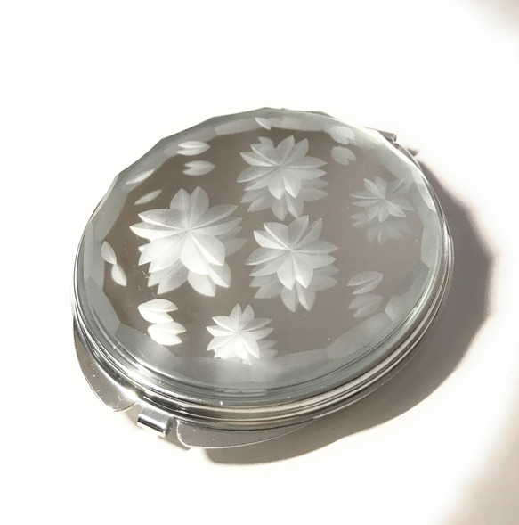 Tokyo Kiriko (Hana Kiriko) Compact Mirror Sakura Futuristic Silv 第3張的照片