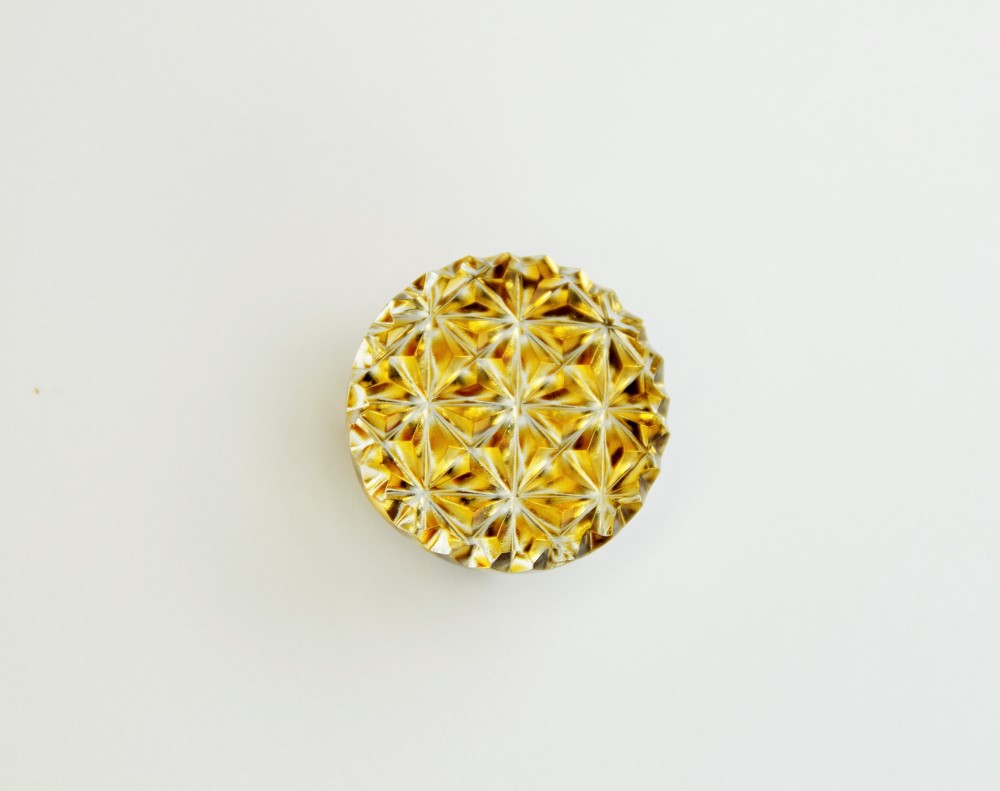 東京切子帯留め　丸　麻乃葉　アンバー