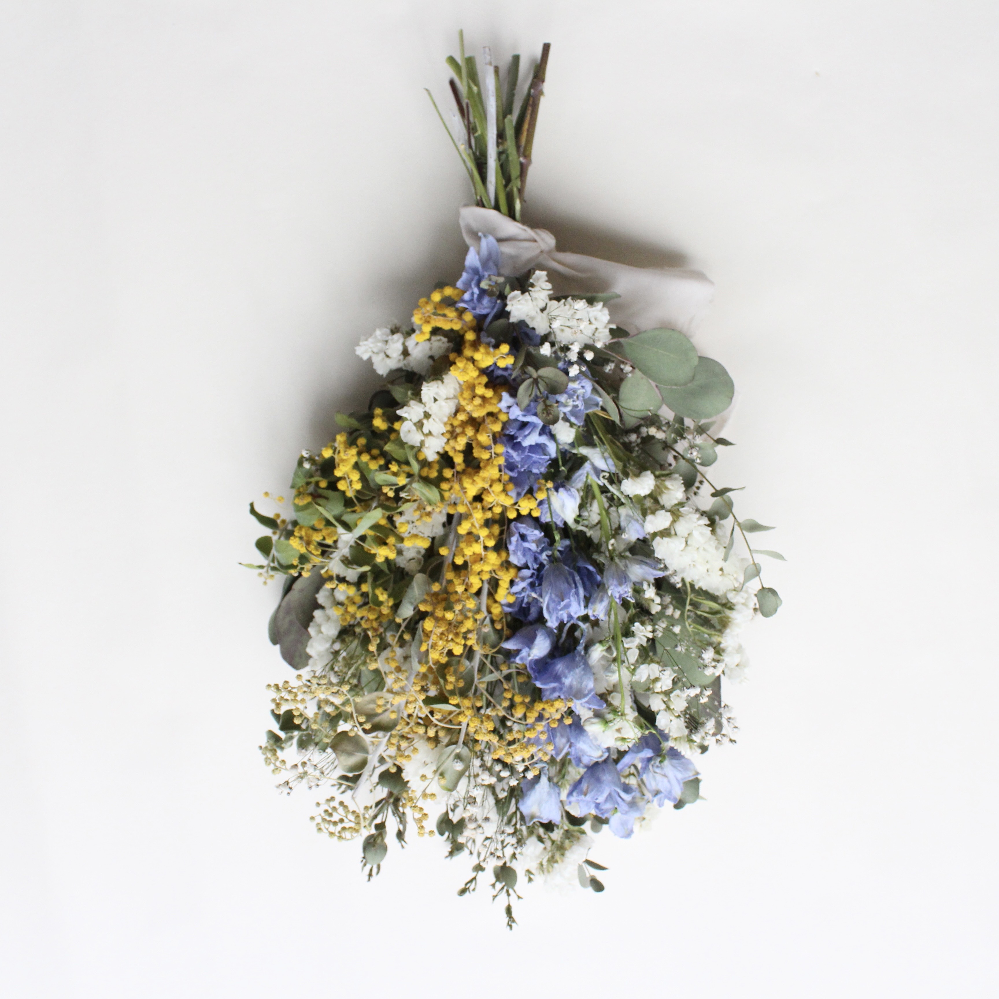 ミモザとデルフィニウムのスワッグ ミモザとデルフィニウムのスワッグ スワッグ 花工房 champ de fleure