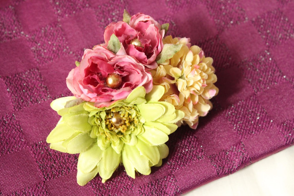 K-16-10アンティークカラーの花々のヘアクリップ 1枚目の画像