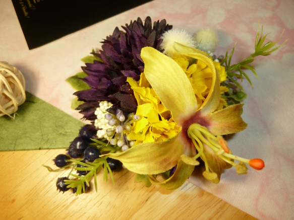 和の髪飾り（コサージュ）紫×黄 2枚目の画像