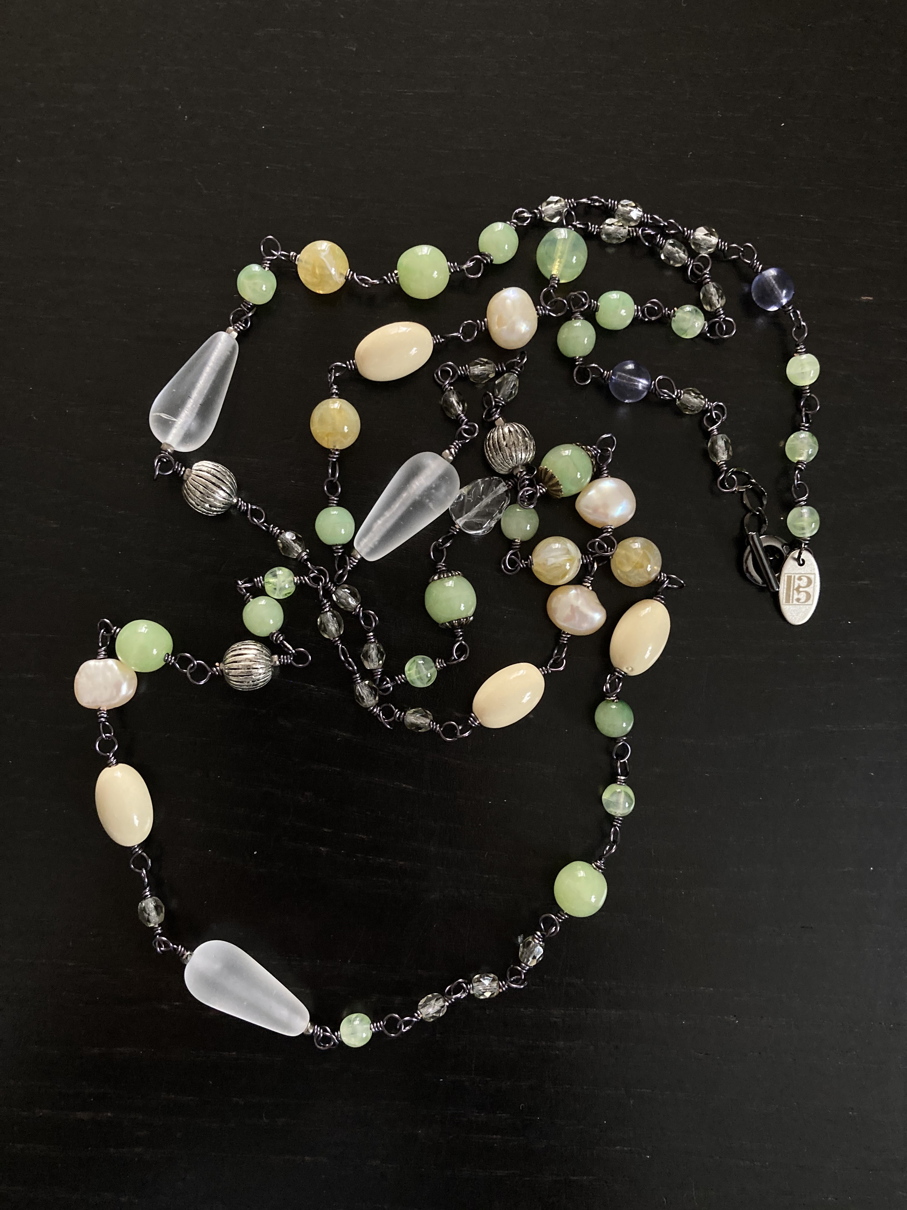 爽やかグリーンとアイボリー　ヴィンテージビーズのロングネックレス