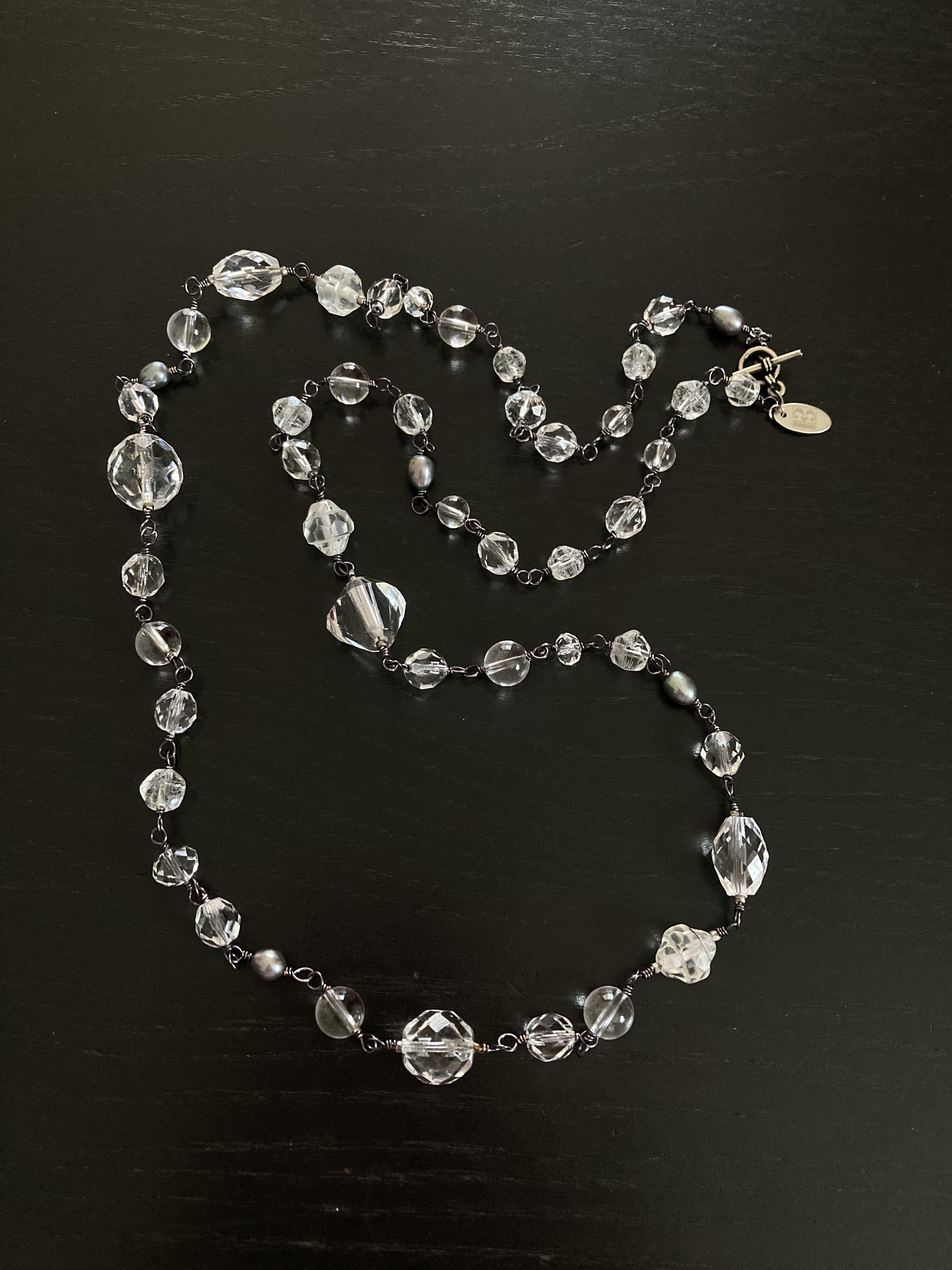 透明なガラスビーズをあつめて繋いだロングネックレス 4,316円