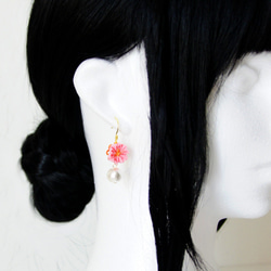 桜とコットンパールの耳飾り 3枚目の画像