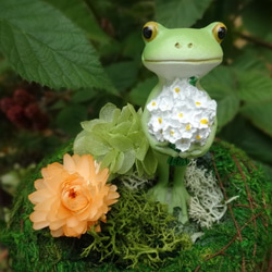 カエルのコポーちゃん☆花束を抱えて その他置物 tanahana 通販
