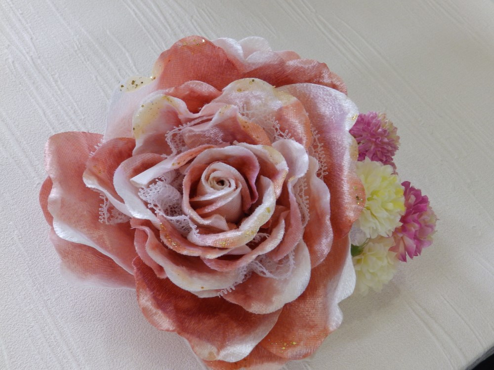 フリルレース入りラブリーピンクの薔薇の髪飾り