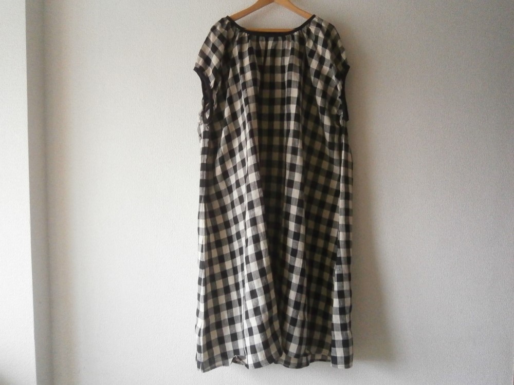 en-enリネン・ブロック黒ベージュ・フレンチ袖ゆったりワンピース 7,824円