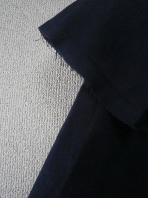 ★en-enフランスリネン・切りっぱなしフレアー付き袖プルオーバー・ネイビー 5枚目の画像