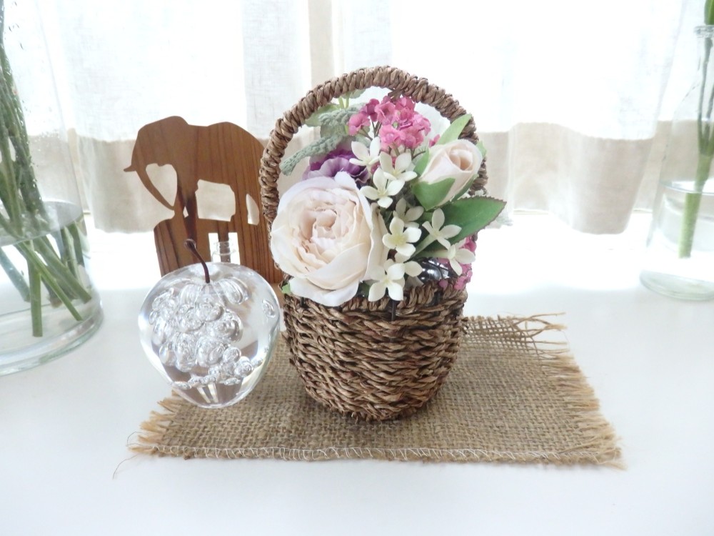 濃いピンクのお花がポイント、お庭からつんできたような籠入りミニミニブーケ