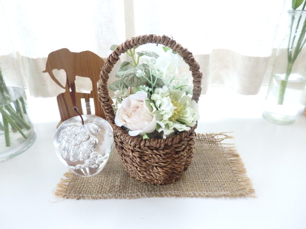 淡い色のお花でまとめた、お庭からつんできたような籠入りミニミニブーケ