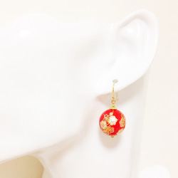 紅白梅の耳飾り by 和風アクセサリー 縁日屋 2枚目の画像