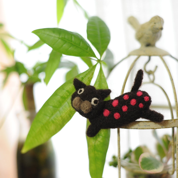 くろねこ 羊毛フェルト 羊毛フェルト くろねこちゃん抱えたハチ猫
