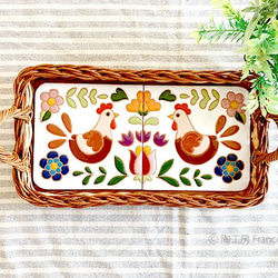 Beautiful Tile in Rattan Basket Tray :Hens & Flowers 第1張的照片