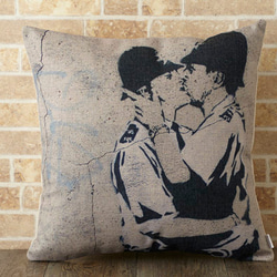 クッションカバー 45×45cm banksy アート 天然リネン コップキス jubileecushionba018 1枚目の画像