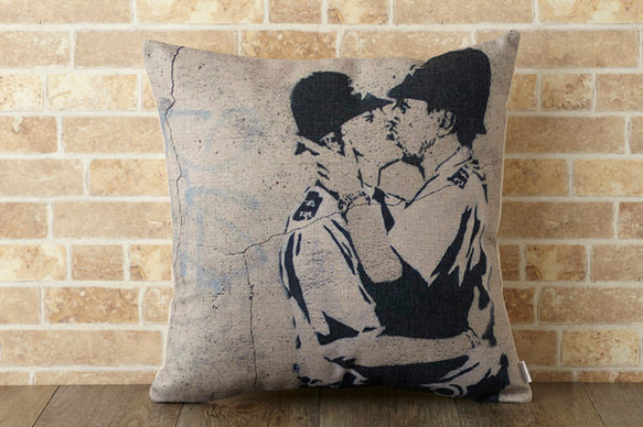 クッションカバー 45×45cm banksy アート 天然リネン コップキス jubileecushionba018 1枚目の画像