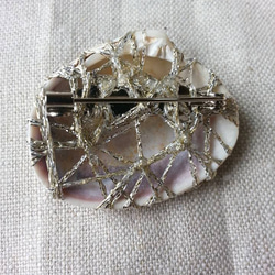 sea jewlry brooch　"shell1”／宇宙のような貝殻のブローチ 3枚目の画像