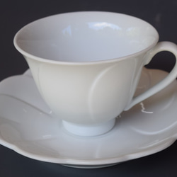 有田焼　博泉窯　白磁花型コーヒー碗（丸型）シンプル　きれいな白磁　贈り物　ギフト 1枚目の画像