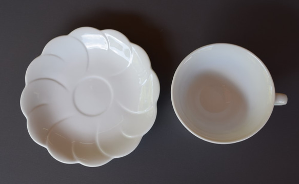 有田焼　博泉窯　白磁花型コーヒー碗（丸型）シンプル　きれいな白磁　贈り物　ギフト 5枚目の画像