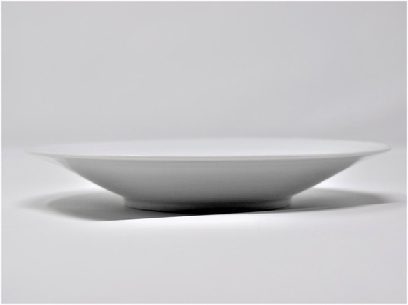 有田焼　窯元　博泉窯　白磁線文皿　中村慎　作　陶芸家　手づくり　シンプル　きれいな白磁　贈り物　ギフト　食器　皿 2枚目の画像