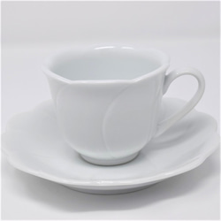 有田焼　窯元　博泉窯　白磁花型コーヒー碗　シンプル　きれいな白磁　贈り物　ギフト　コーヒーカップ　カップ　ソーサ　 1枚目の画像