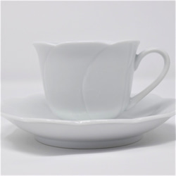 有田焼　窯元　博泉窯　白磁花型コーヒー碗　シンプル　きれいな白磁　贈り物　ギフト　コーヒーカップ　カップ　ソーサ　 2枚目の画像