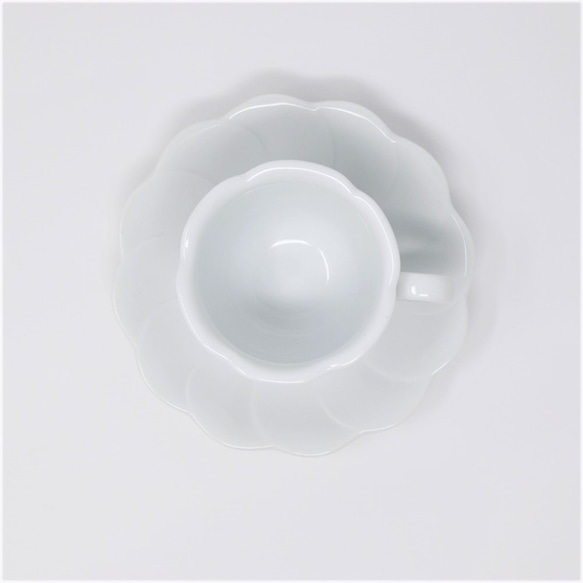 有田焼　窯元　博泉窯　白磁花型コーヒー碗　シンプル　きれいな白磁　贈り物　ギフト　コーヒーカップ　カップ　ソーサ　 4枚目の画像