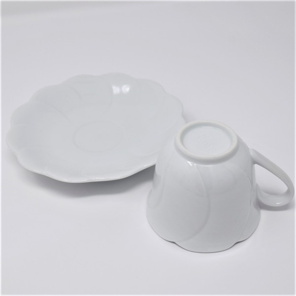 有田焼　窯元　博泉窯　白磁花型コーヒー碗　シンプル　きれいな白磁　贈り物　ギフト　コーヒーカップ　カップ　ソーサ　 5枚目の画像