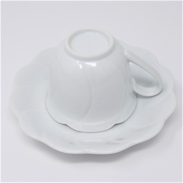 有田焼　窯元　博泉窯　白磁花型コーヒー碗　シンプル　きれいな白磁　贈り物　ギフト　コーヒーカップ　カップ　ソーサ　 6枚目の画像
