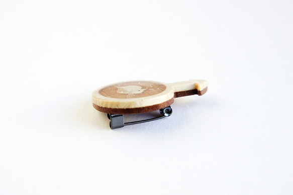小さな染みがミジンコになる木製ブローチ 3枚目の画像