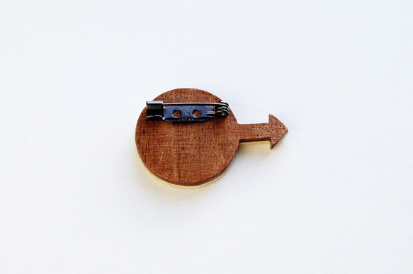 小さな染みがミジンコになる木製ブローチ 4枚目の画像