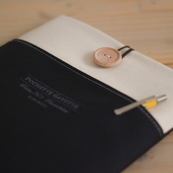 筆記本電腦包，黑色和未漂白 11 號帆布，木質按鈕 第2張的照片