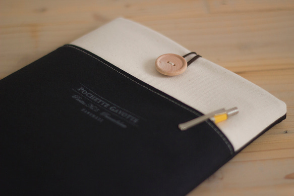 筆記本電腦包，黑色和未漂白 11 號帆布，木質按鈕 第2張的照片