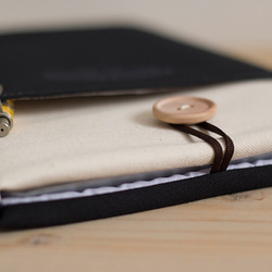 筆記本電腦包，黑色和未漂白 11 號帆布，木質按鈕 第3張的照片