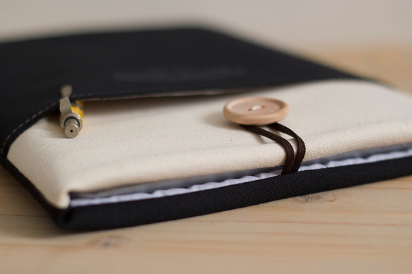 筆記本電腦包，黑色和未漂白 11 號帆布，木質按鈕 第3張的照片