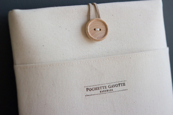 ベストセラー！タブレットケース　生成り　１１号帆布　木製ボタン 3枚目の画像