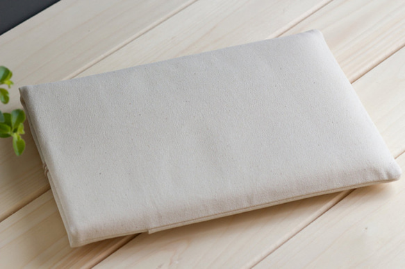 ベストセラー！タブレットケース　生成り　１１号帆布　木製ボタン 4枚目の画像