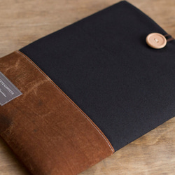 タブレットケース　ブラックｘ手染めブラウン　１１号帆布　木製ボタン 1枚目の画像