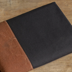 タブレットケース　ブラックｘ手染めブラウン　１１号帆布　木製ボタン 4枚目の画像