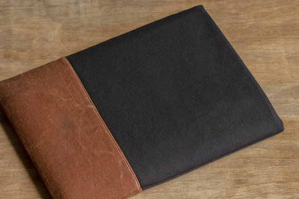 タブレットケース　ブラックｘ手染めブラウン　１１号帆布　木製ボタン 4枚目の画像