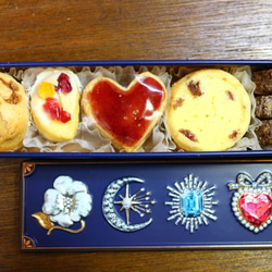 ☆キラキラビジュー缶☆ ５種類クッキー缶　 1枚目の画像