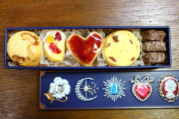 ☆キラキラビジュー缶☆ ５種類クッキー缶　 1枚目の画像