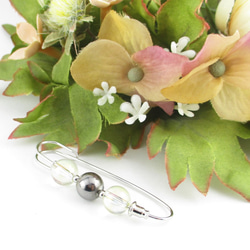 シトラスオーラやスモーキーオーラを並べて、食前にその香りを楽しみたい。<カブトピンブローチ>SB856 1枚目の画像