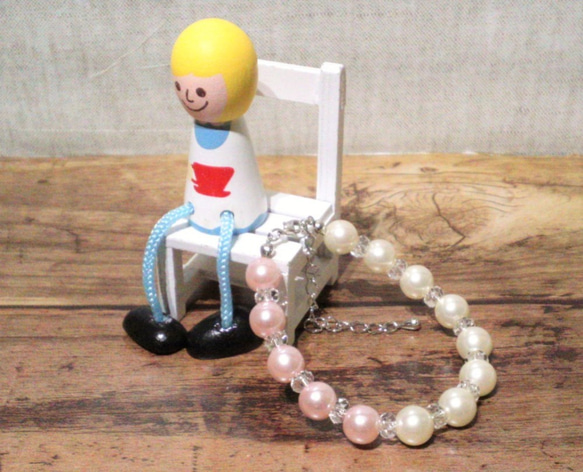 手のひらに舞うクォーツの輝きとピンク色の花びらは、サクラゴコロに恋を灯す。<1点ものブレスレット>IB102 1枚目の画像