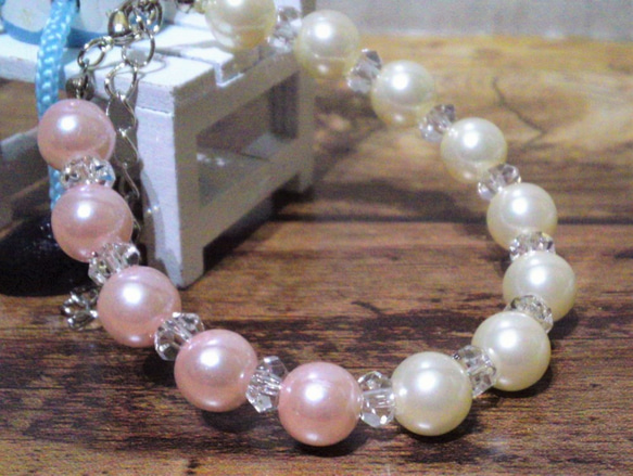 手のひらに舞うクォーツの輝きとピンク色の花びらは、サクラゴコロに恋を灯す。<1点ものブレスレット>IB102 2枚目の画像