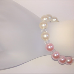 手のひらに舞うクォーツの輝きとピンク色の花びらは、サクラゴコロに恋を灯す。<1点ものブレスレット>IB102 3枚目の画像